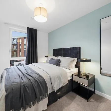 Ben And Tracy Luxury Village Apartment In Stratford